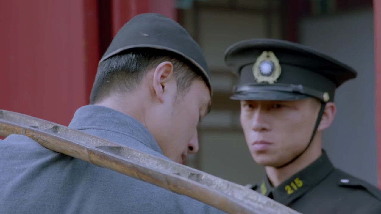 假装送菜解决守卫的伪军警察