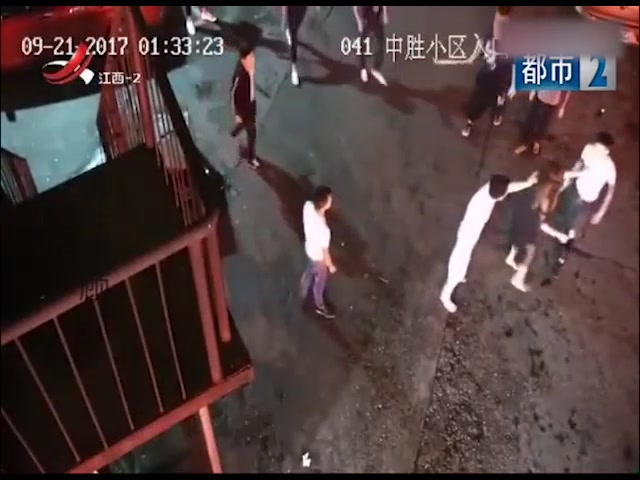 [图]花季少年为何如此残暴？聚众持刀当街砍人，直至被抓仍不知悔改！