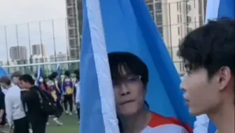 【双鱼】今屿躲在旗子后面，gemini把帘子一掀开看到今屿满眼都是向鱼，一直盯着向鱼的脸，要甜晕过去了