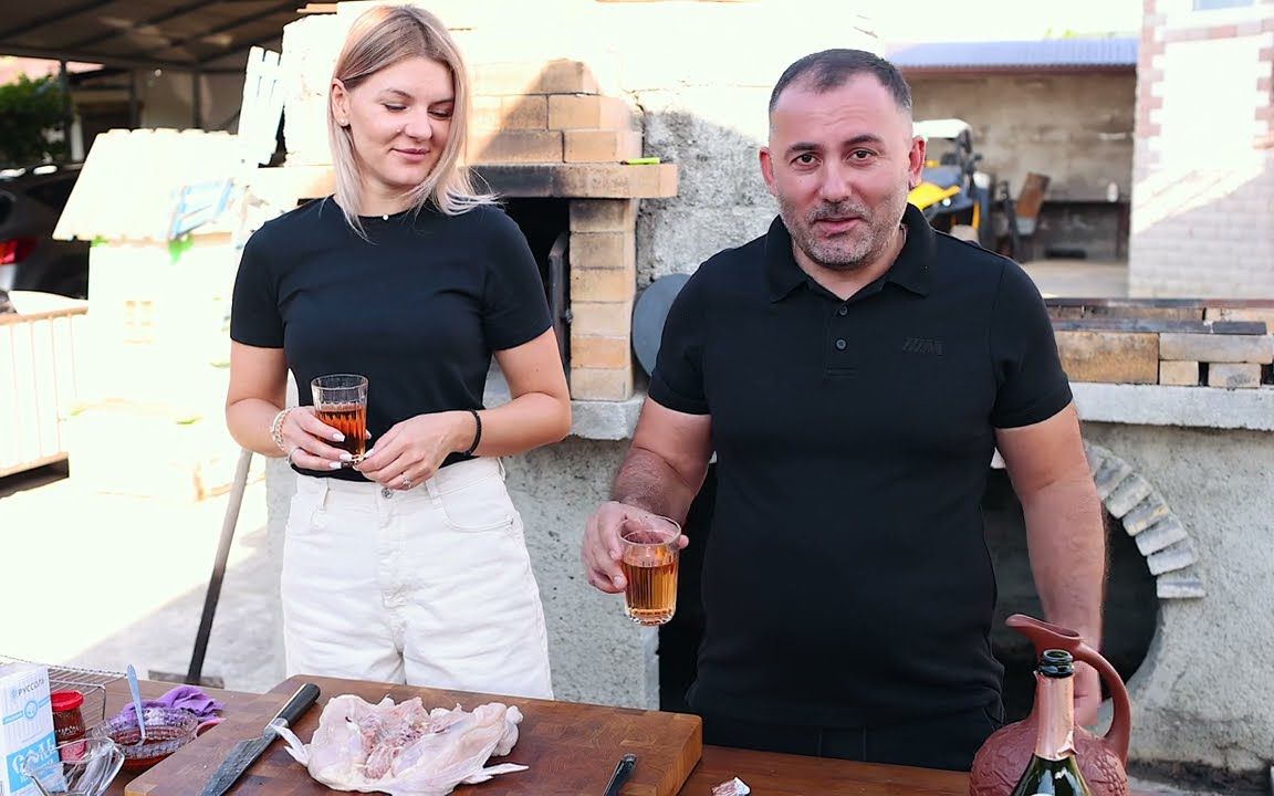 高加索大叔与妻子喝着香槟下厨,两口子的休闲时光,结尾有烤鸡吃播