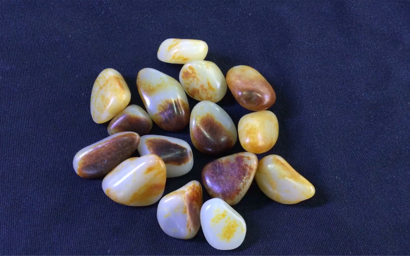 15颗新疆和田玉籽料原石对比,带皮色籽料下肉质情况.