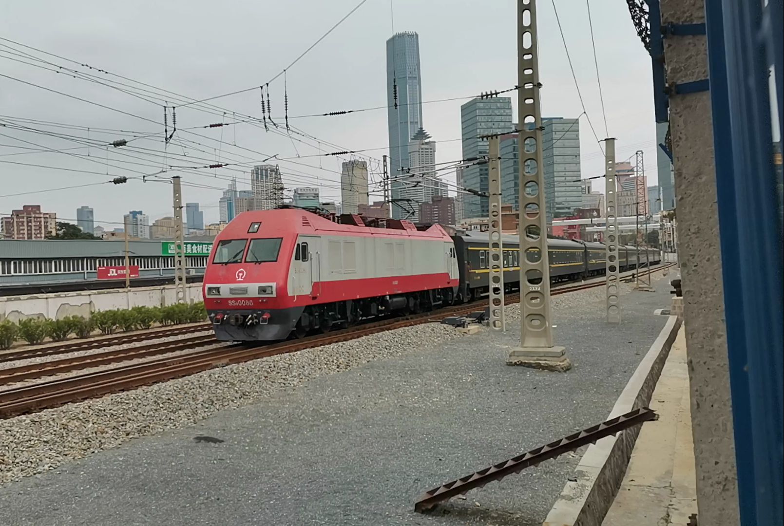 k549次列车大连站出站,暑期ss9本务