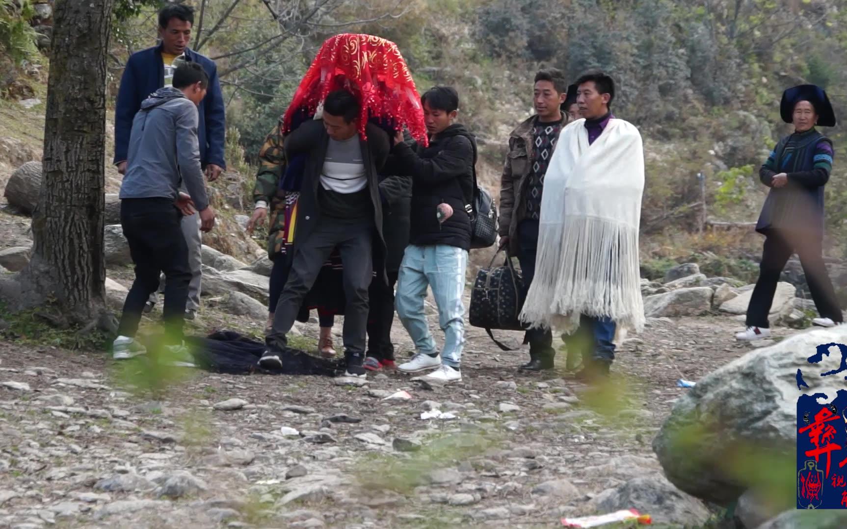 [图]彝人视角实拍凉山彝族背过崎岖的山路才能坐车出嫁的彝族新娘看这样的路我想哭了