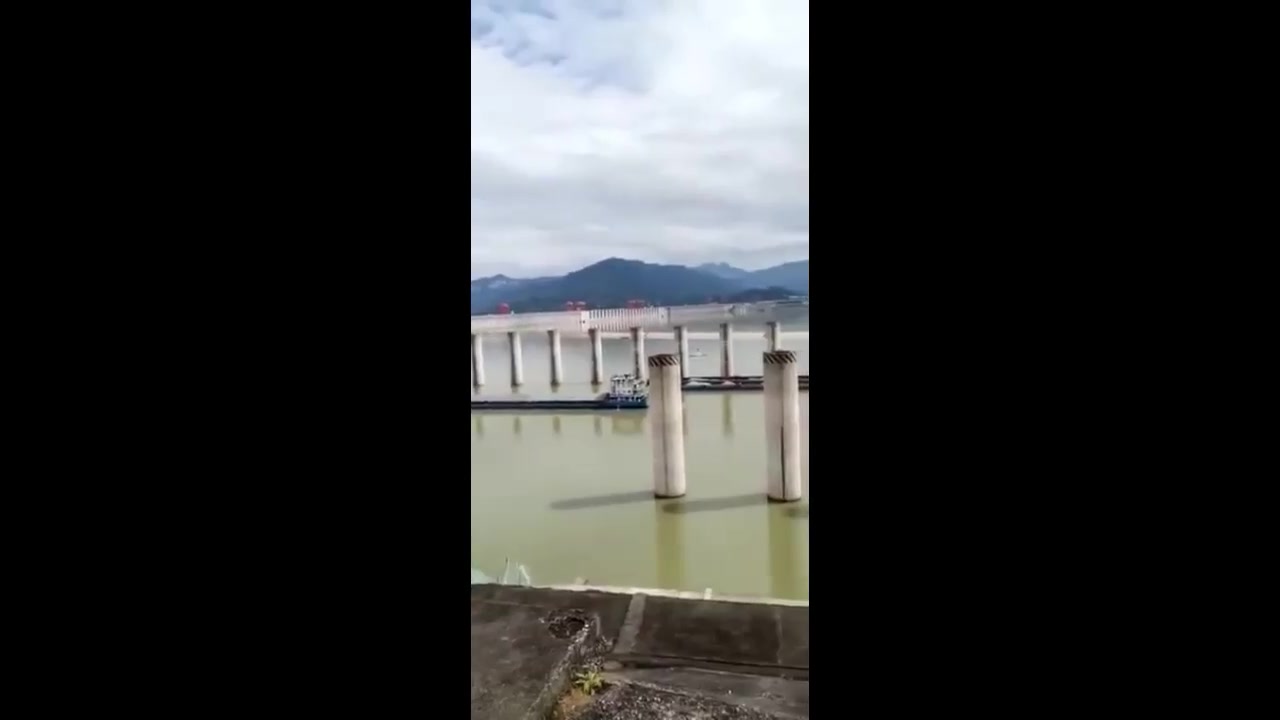 三峡大坝现场实拍视频,没有扭曲变形, 打脸造谣者哔哩哔哩bilibili