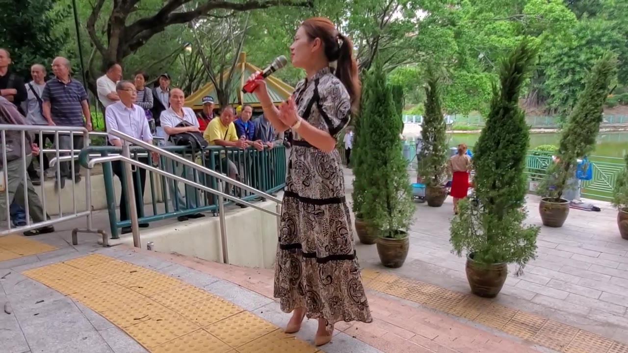 [图]街头艺人妙妙演唱《前世欠你的情泪》人美歌美，吸引路人围观