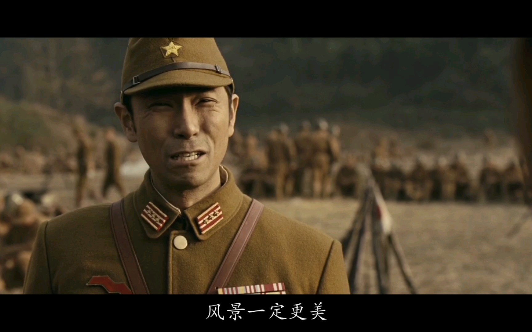 【喋血孤城】一面日军的联队长在对着风景写生,一面日军士兵在抢掠