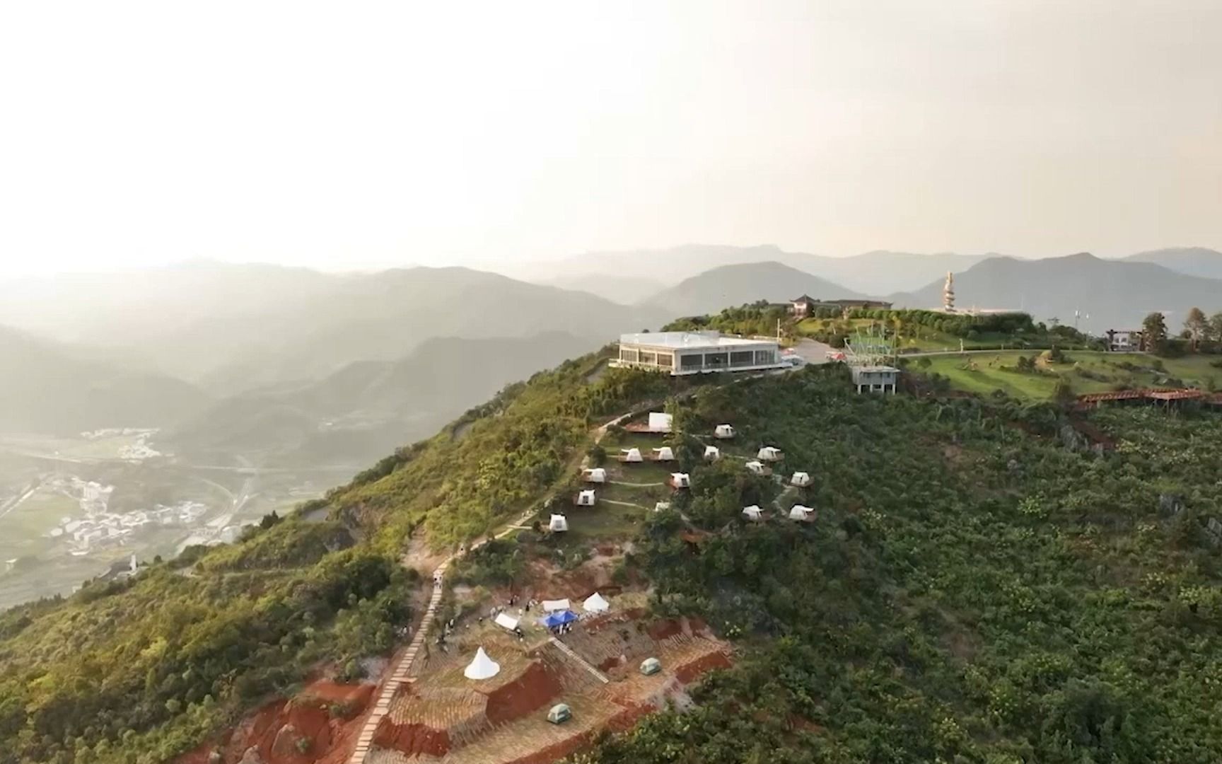 咸宁通山龙隐山云上草原露营基地,各种配套设施齐全,还会提供免费的烧烤炉进行自助烧烤哔哩哔哩bilibili