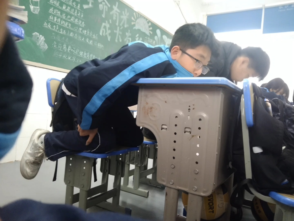 上课罚站不小心睡着了