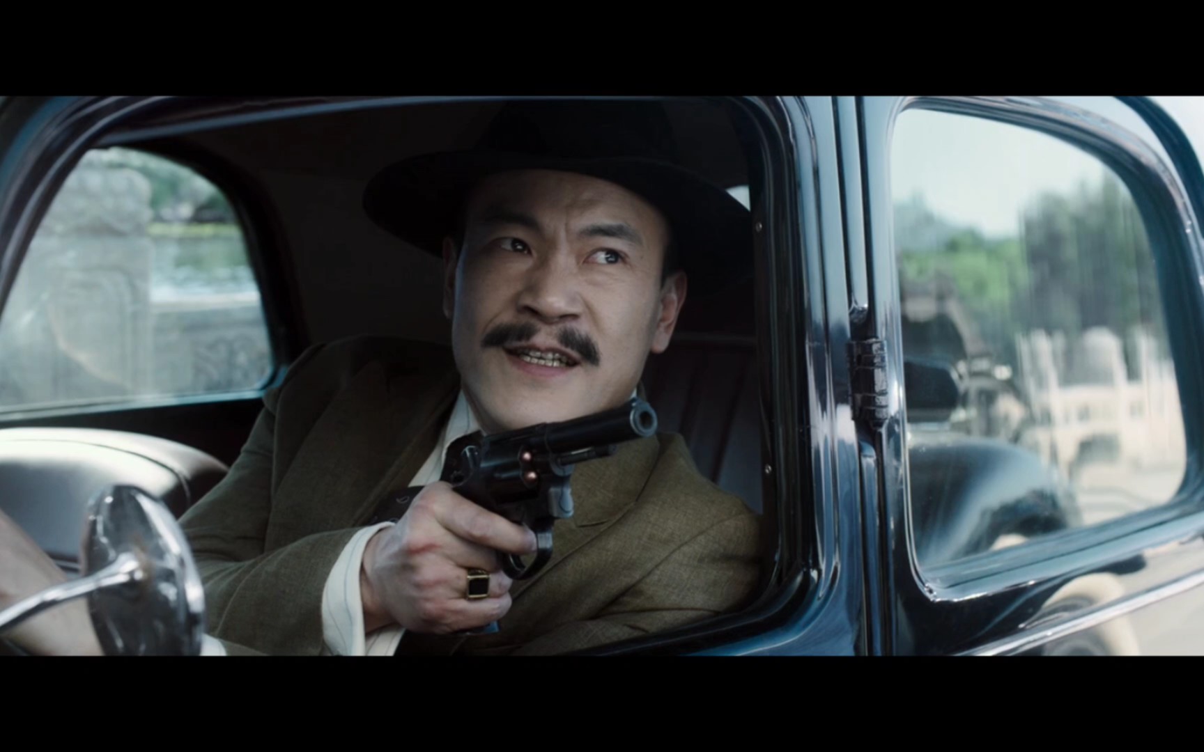 邪不压正:扔手雷名场面,看谁先怂,朱潜龙牙都快咬碎了.