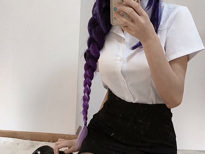 白衬衫黑短裙!今日装扮展示