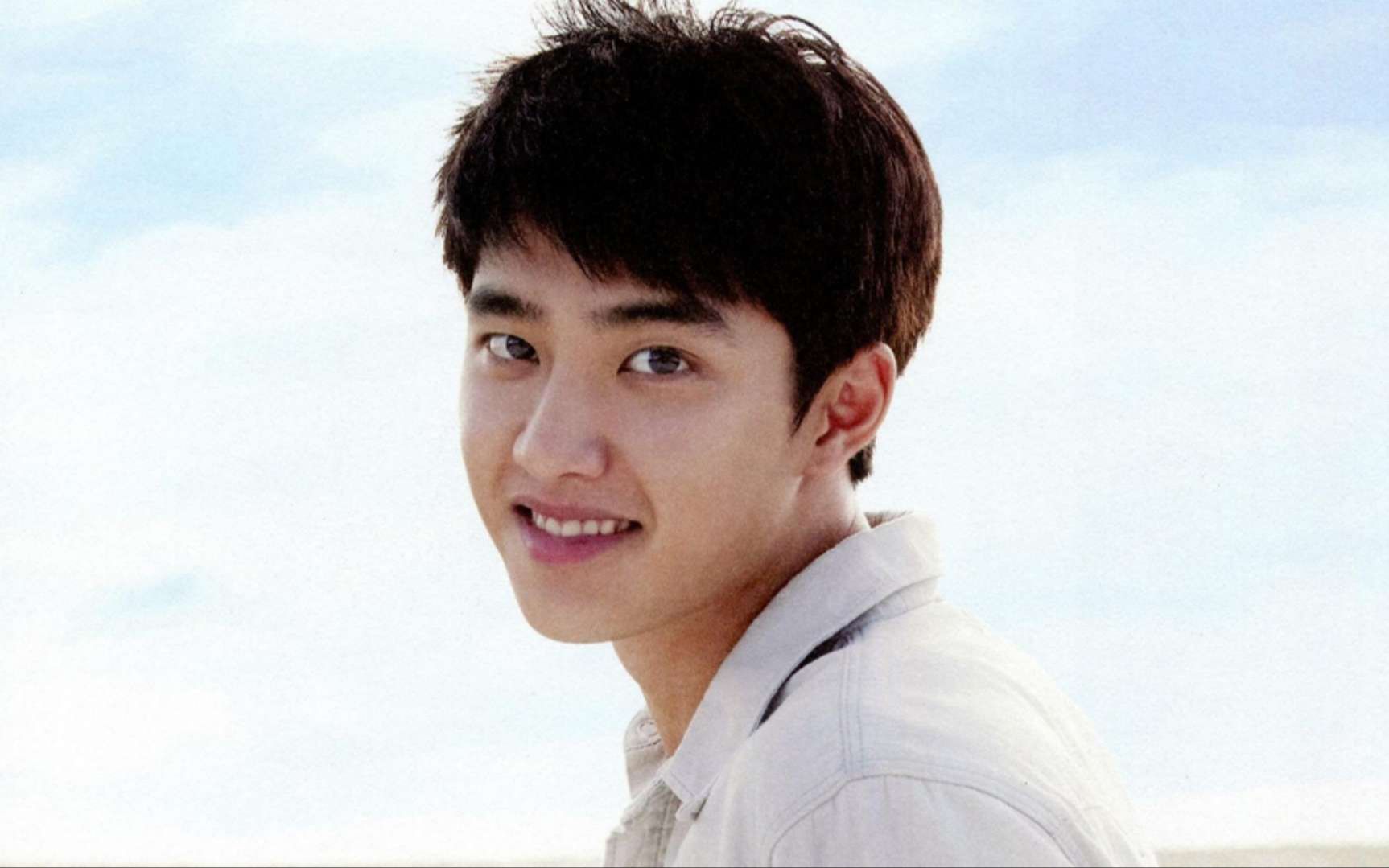 exo成员都暻秀被拍到口中吐出烟圈,手里疑似拿着电子烟