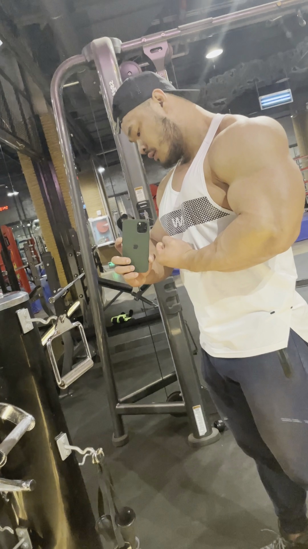 四十多的围度远远不够,小臂还得再粗