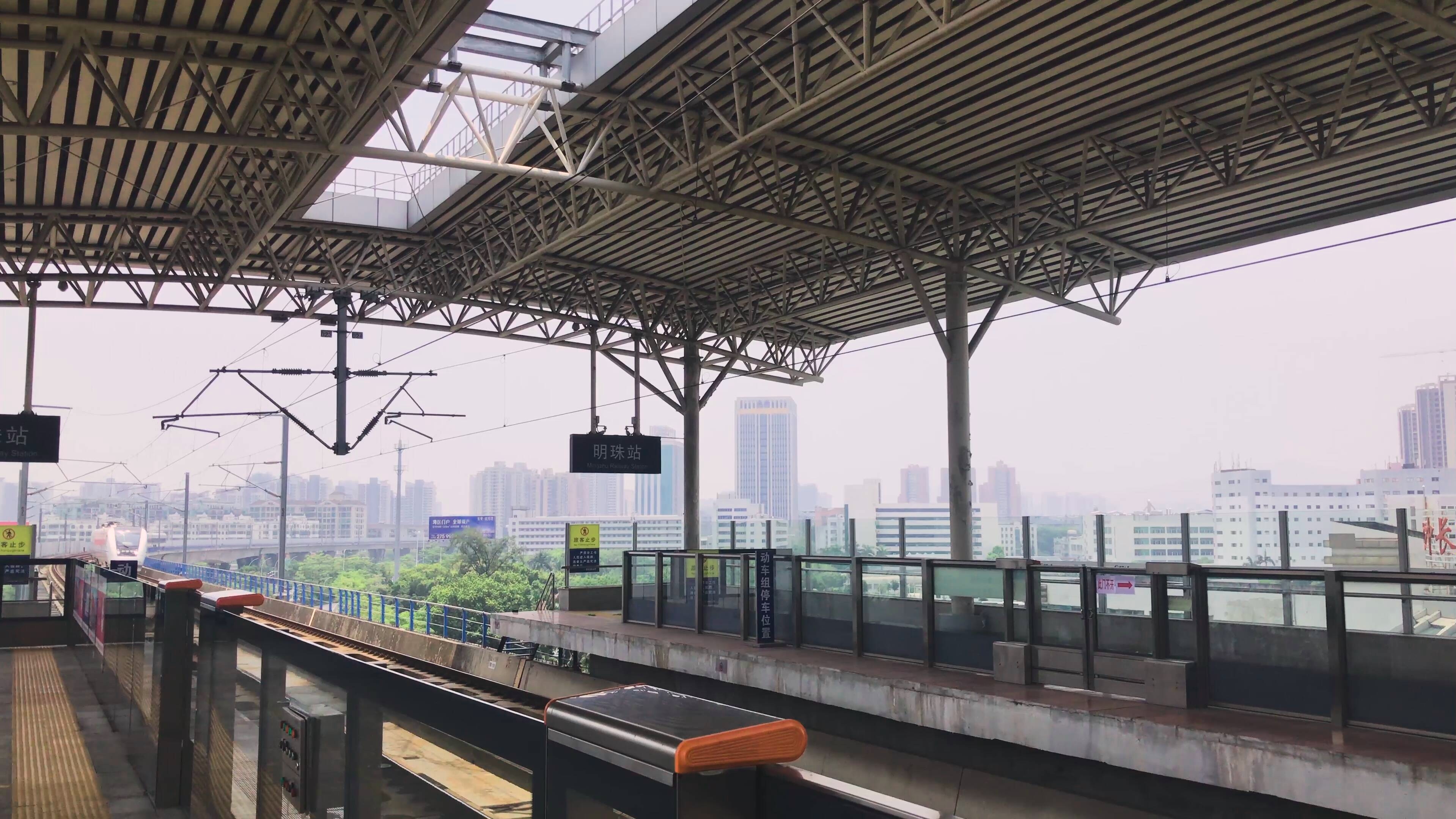 大地铁crh1a低速通过广珠城际明珠站