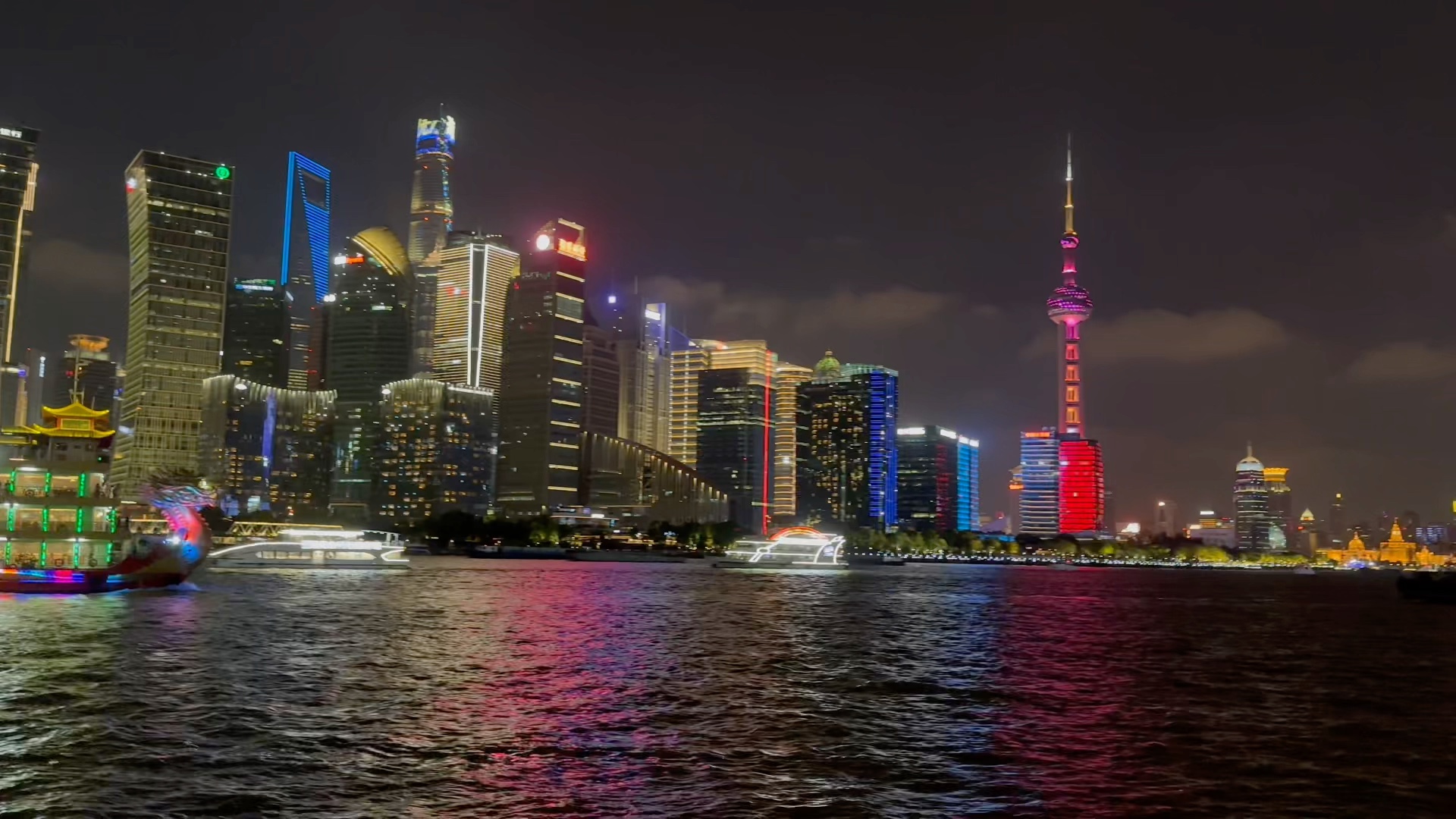 夏日上海北外滩滨江置阳段视角夜景