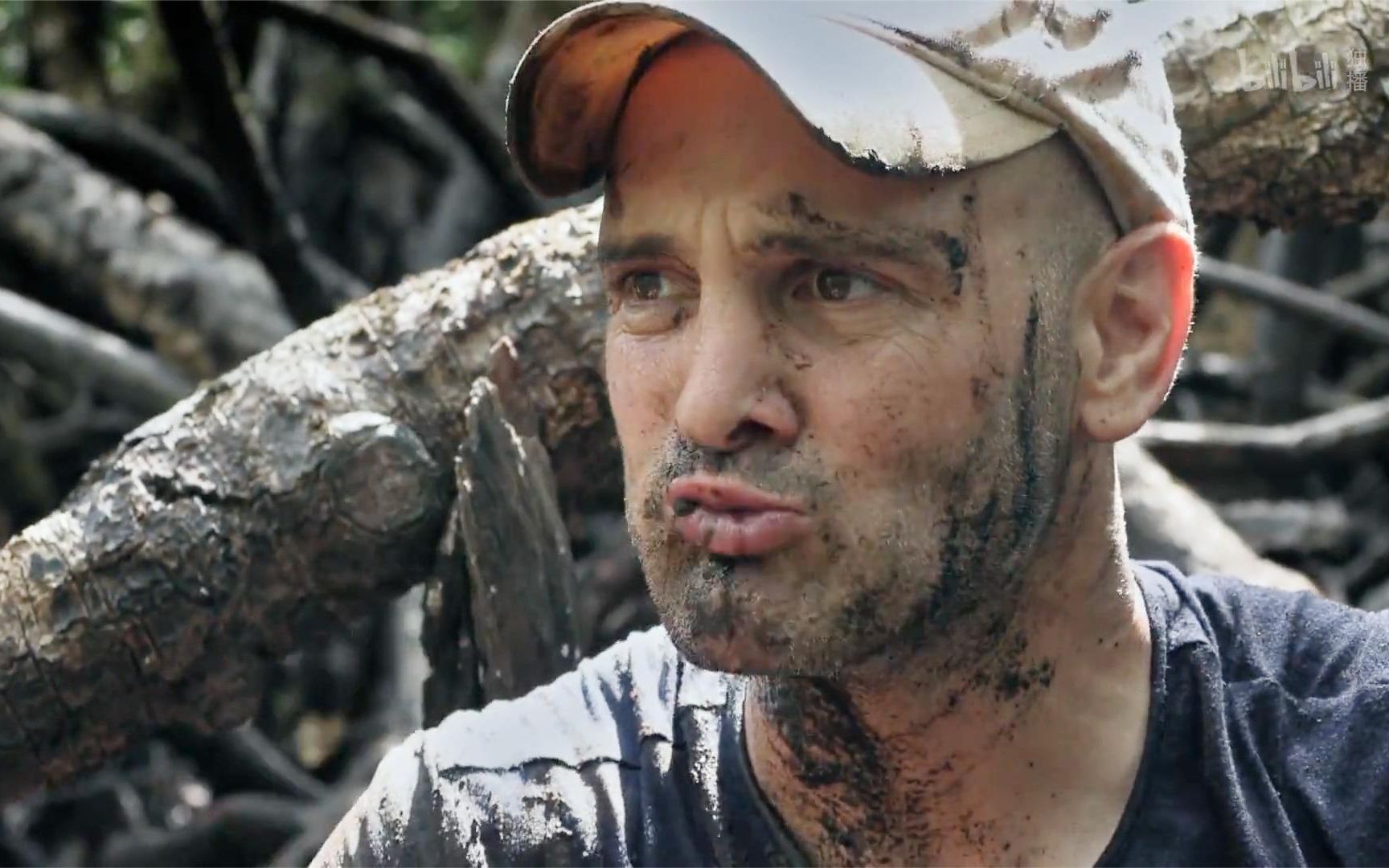 【荒野生存】德爷荒野求生捕获野鹿,抹上蓝莓酱的烤鹿腿真香!