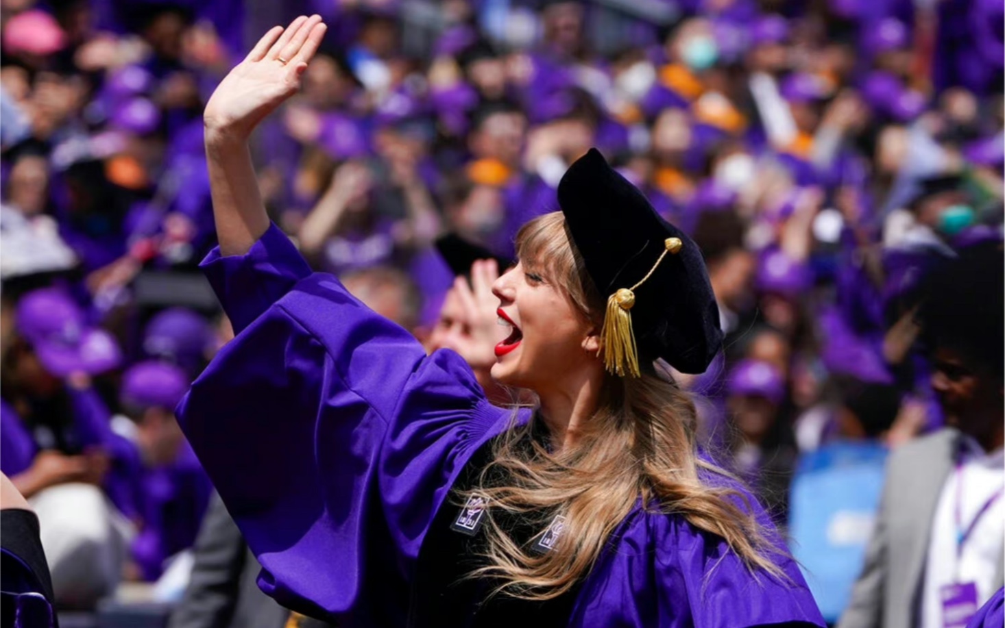 恭喜taylorswift获得nyu艺术荣誉博士学位霉霉纽约大学毕业典礼演讲上