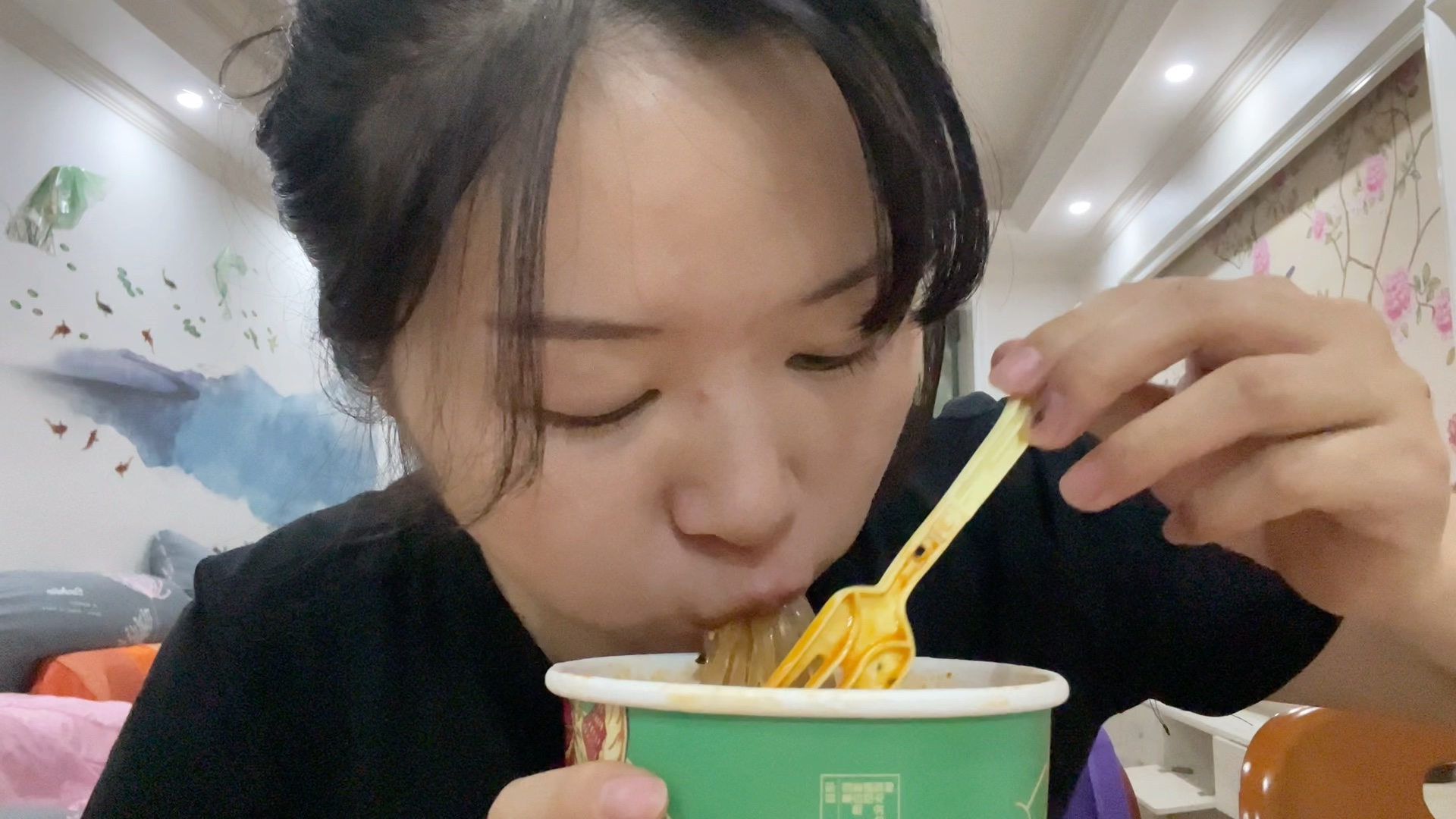 嗦粉 一起来感受小贝饿了的嗦粉快乐 爆肚粉真的好辣 但作为四川人
