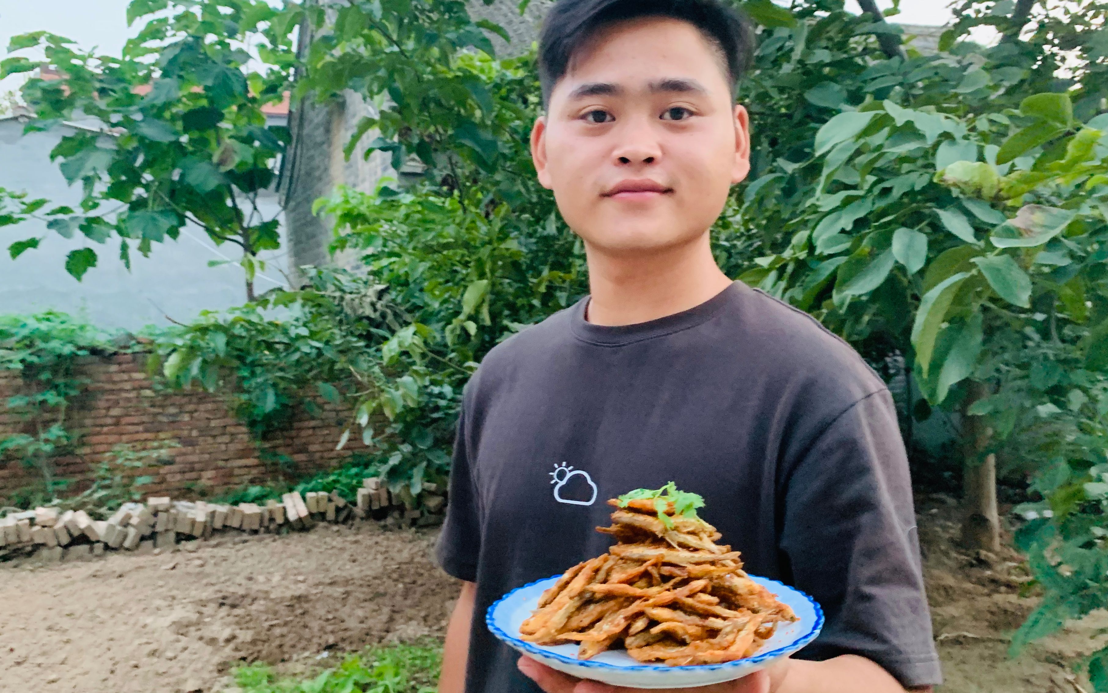 大霖今天分享一道下酒菜 酥炸小河鱼 顺便烤两个红薯可惜翻车了