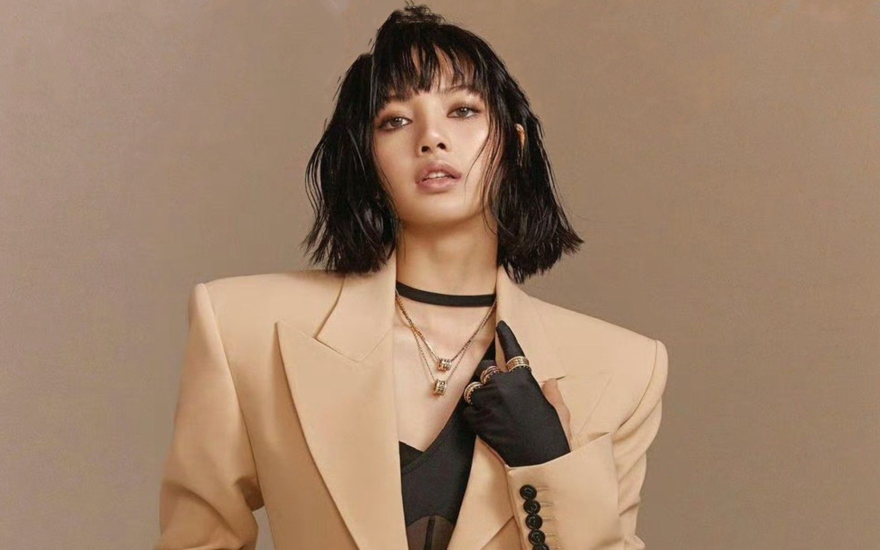 lisa放弃内娱继续闯美,入选百亿俱乐部艺术家,风格已完全欧美化