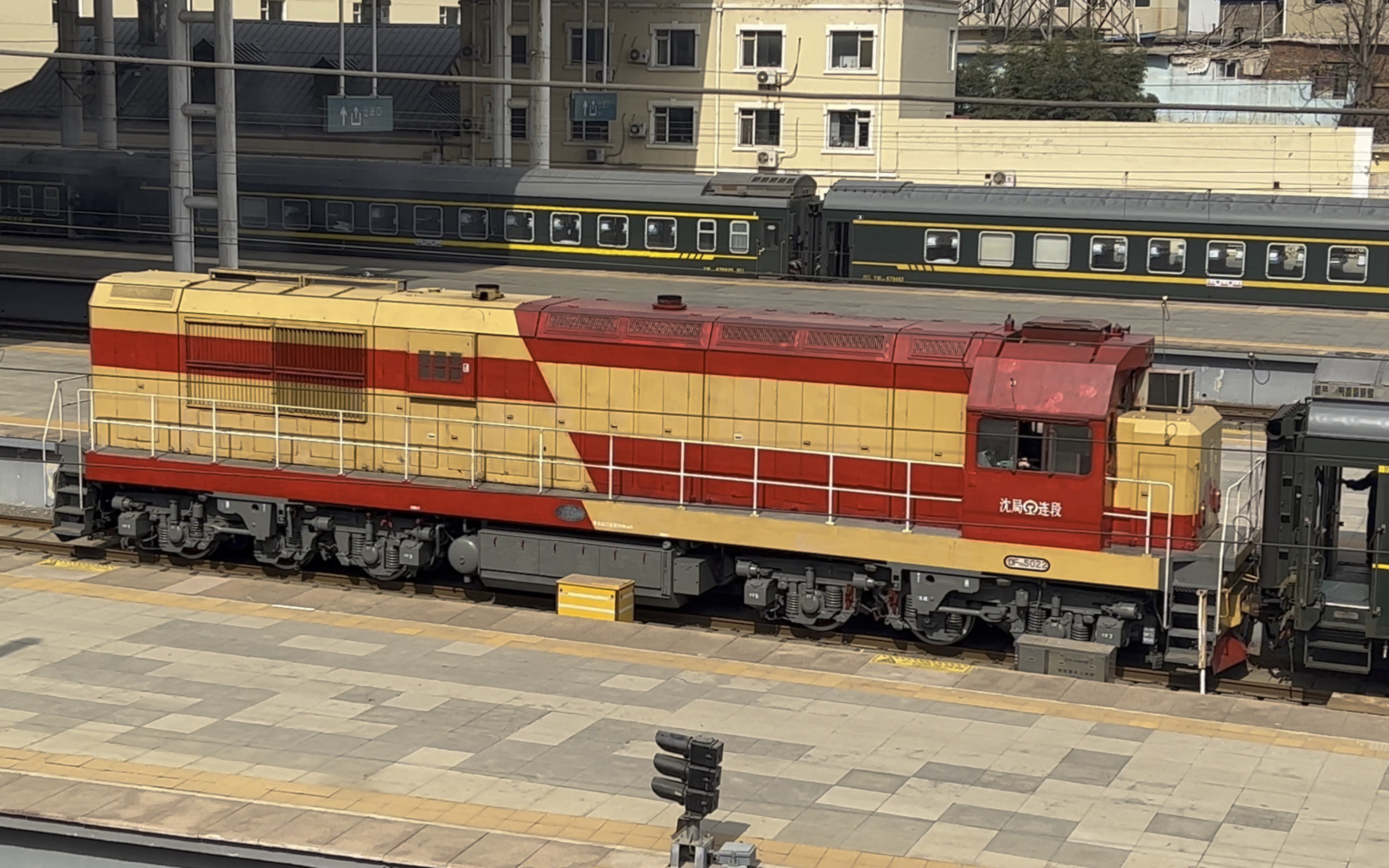 沈局连段df7g-5022牵引t369次沈局沈段25k车底大连火车站调车作业