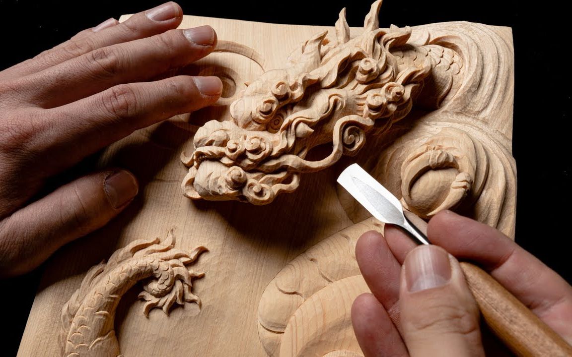 「木彫刻」在木板上雕刻龍造型