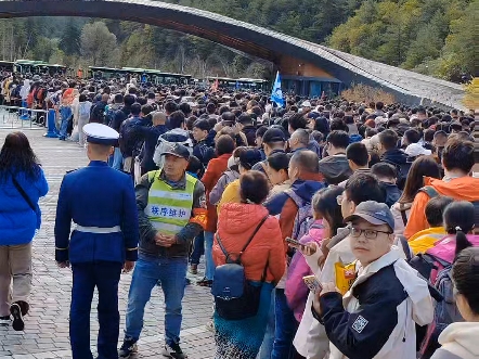 九寨沟今日4万游客入园,国庆25号都是如此盛况哔哩哔哩bilibili