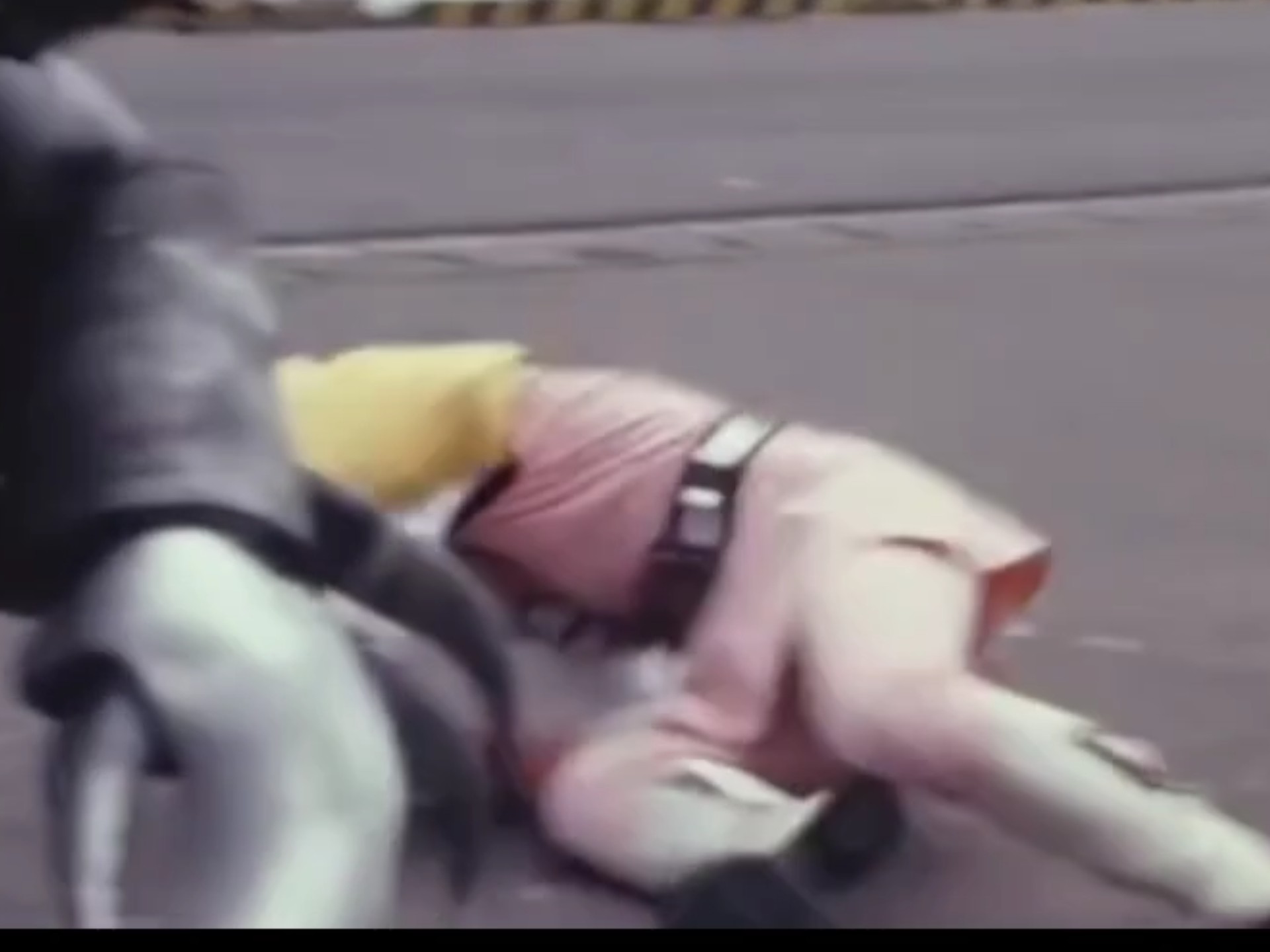 粉色女战士被打倒