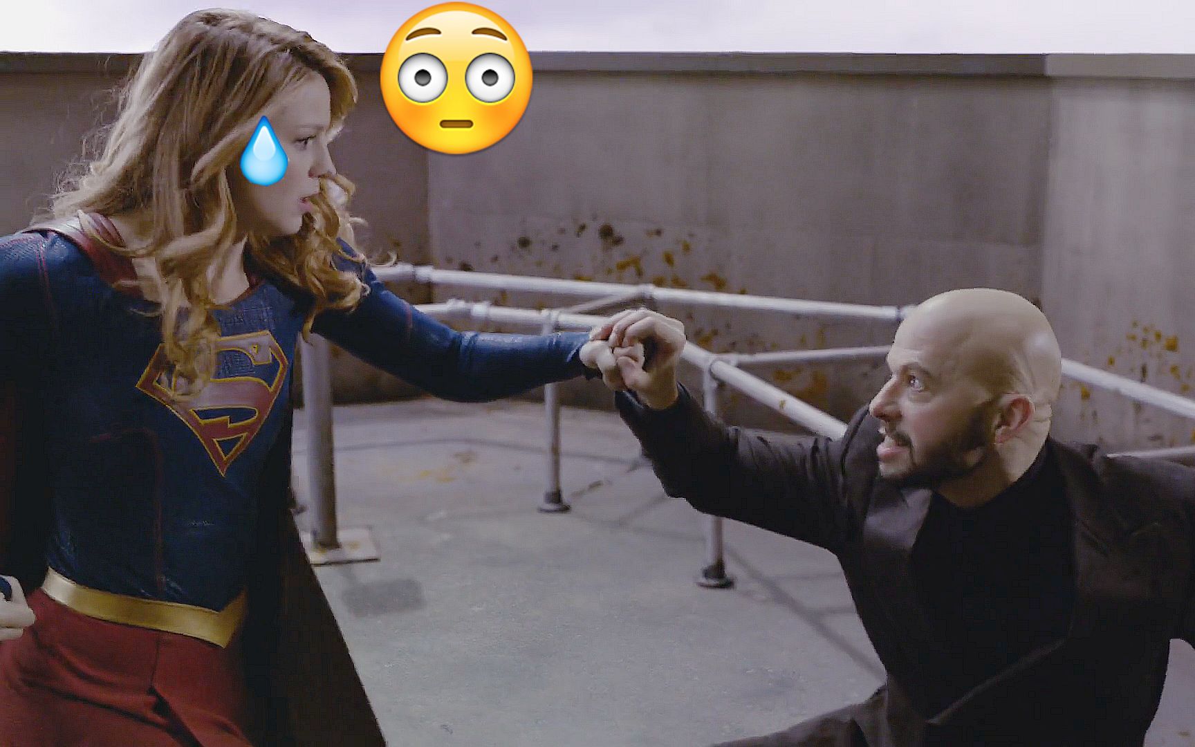 (耻辱,女超人被人类打晕了)超人死敌(卢瑟)把女超人打败了,还砸晕了她