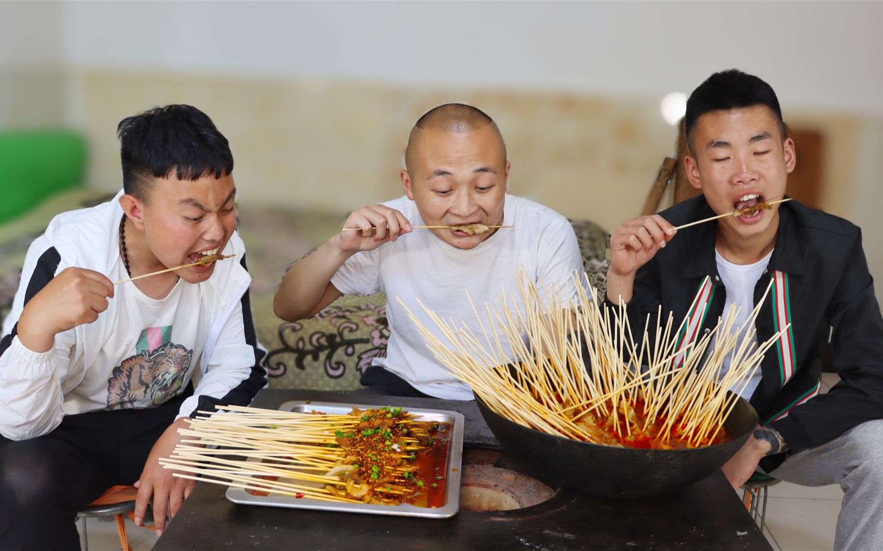 买了10斤牛肚,大冬做“麻辣涮牛肚”,4个人几百串,解馋了哔哩哔哩bilibili