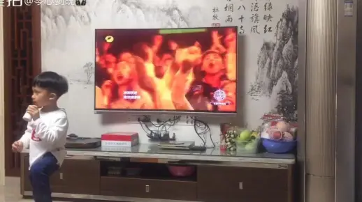 4岁小朋友看华晨宇歌手 我管你 reaction 花花疯狂小迷弟