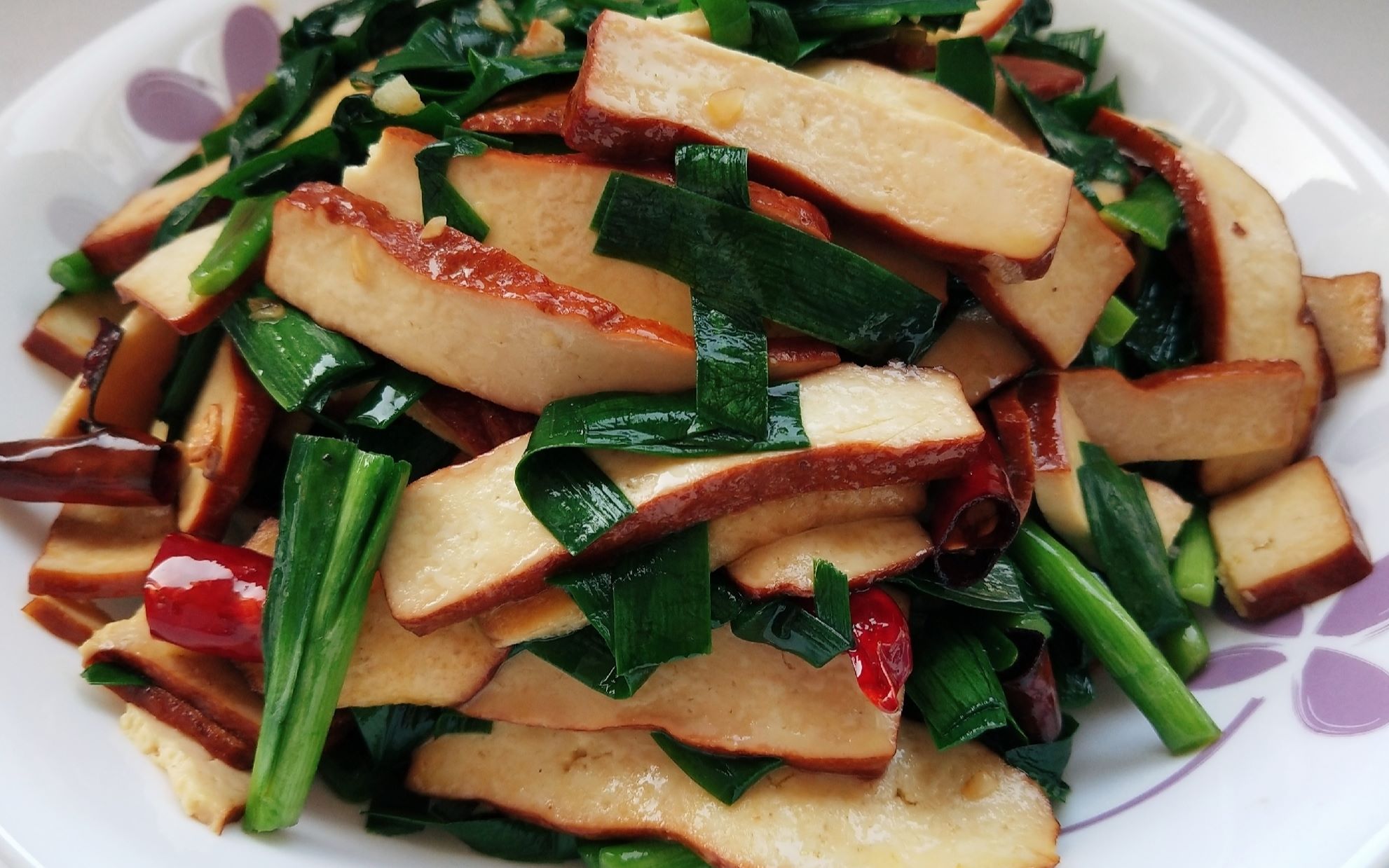 韭菜炒豆腐干这种做法太好吃了,韭菜脆嫩,营养丰富,开胃又下饭