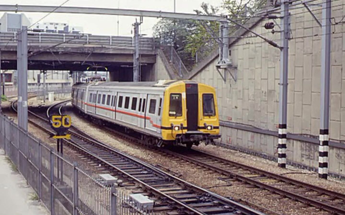 四十载港铁东铁线黄头mlr火车