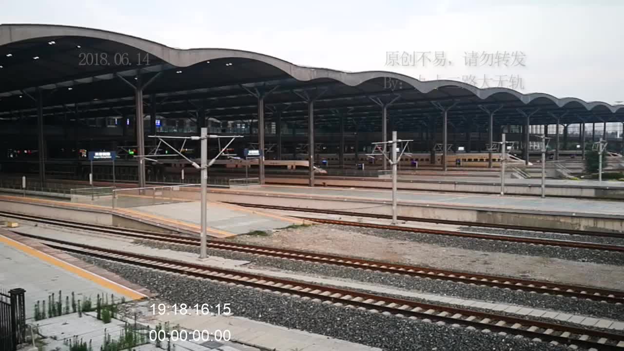 傍晚的天津西站牡丹江开往日照的k1449次火车通过车站普速场南下开往