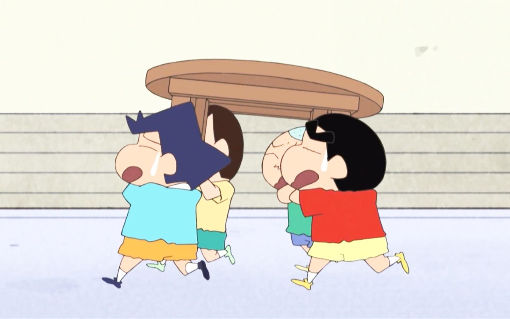 最后一幕笑死我了蜡笔小新为了瞒住妮妮抬着桌子满街跑