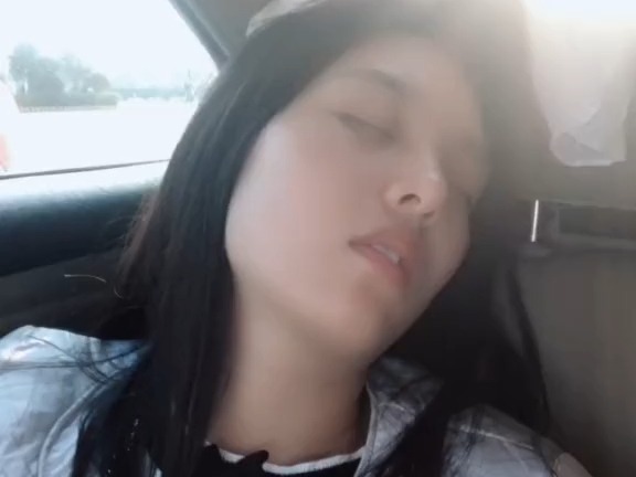 美女在车里睡着了