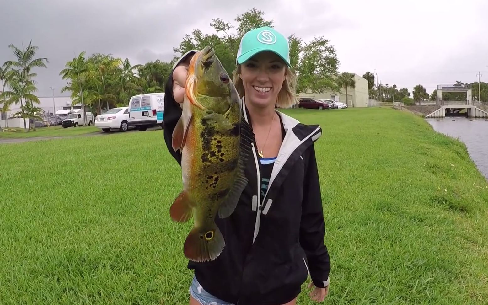 【vicky stark】比基尼射鱼姐--湖上钓彩虹鲈鱼_哔哩哔哩 (゜-゜)つロ