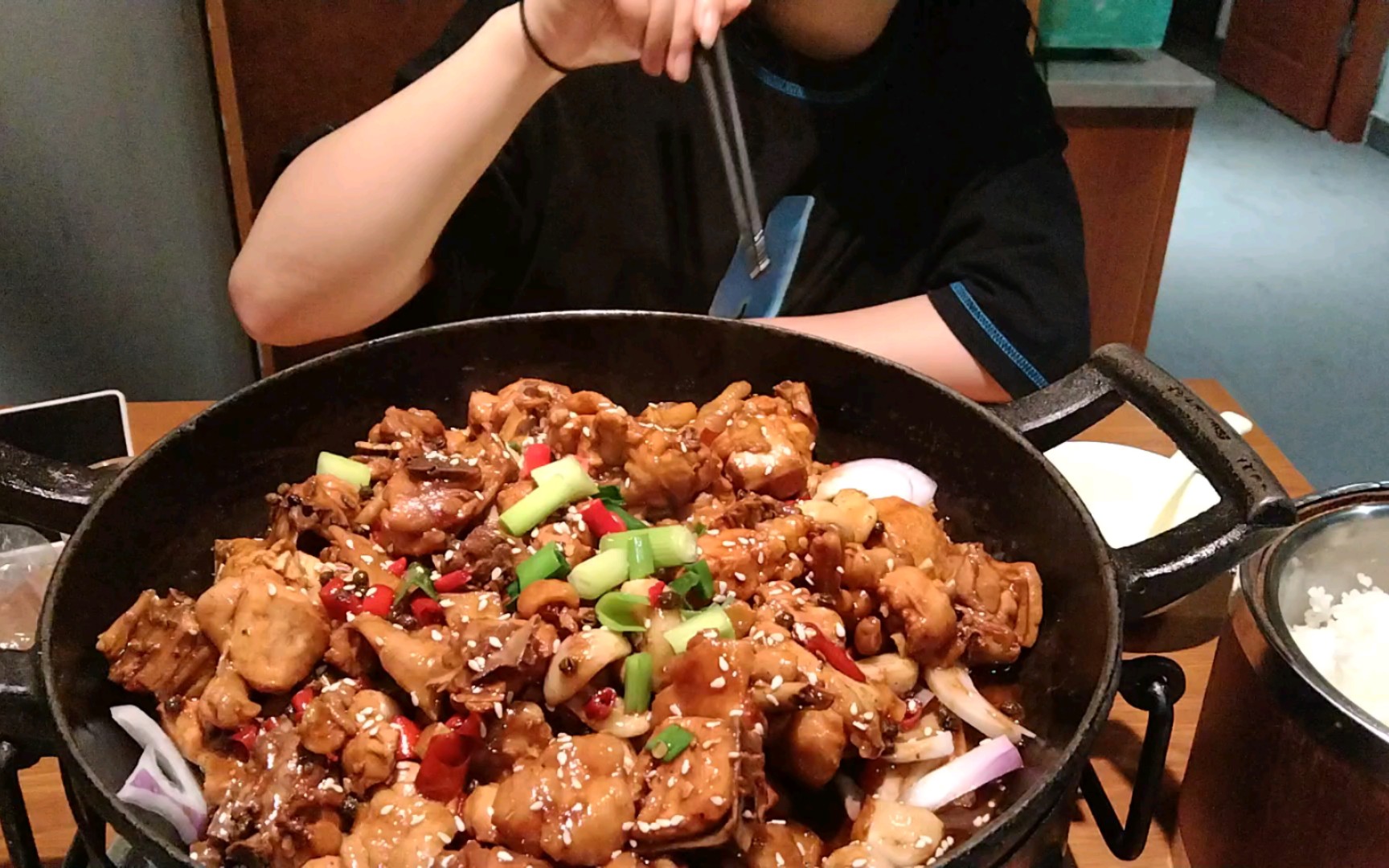 为什么到杭州第一顿吃的是铁锅鸡?