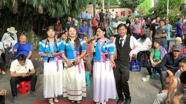 小菜花带徒弟唱,唱歌要到鱼峰山,四面八方有高手.