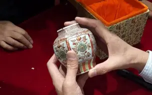 Скачать видео: 大爷说他的藏品是孤品，还是卖楼换来的，什么宝贝这是