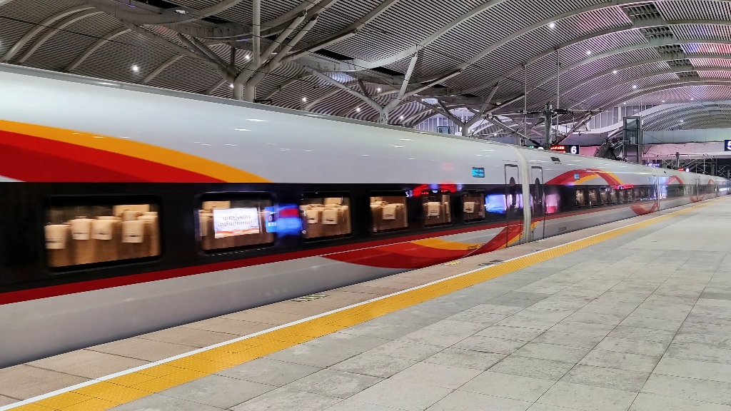 夜晚的徐州东站自带滤镜