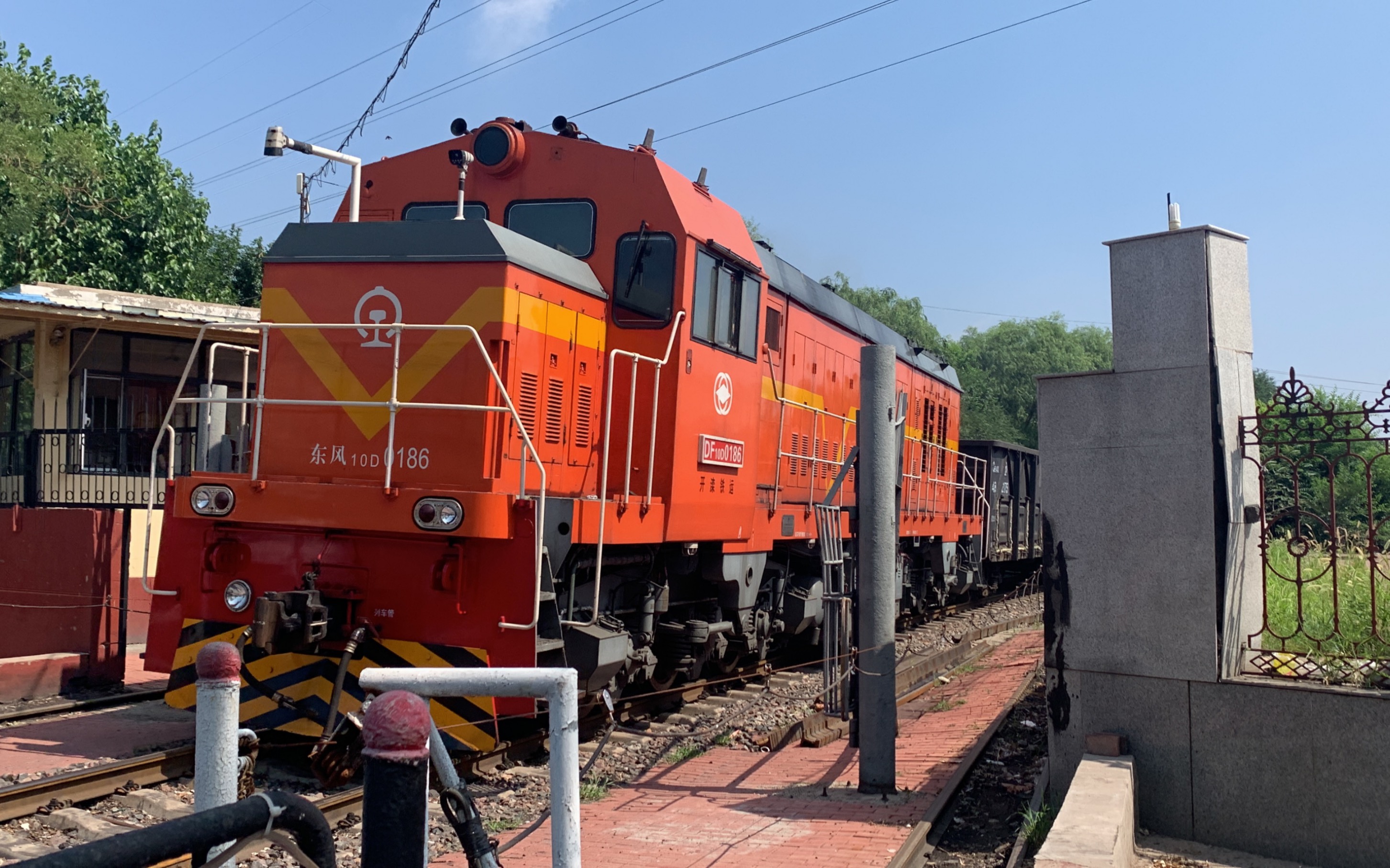 df10d 0186 牵引c70 c61 两节c64k通过林古路道口(双机位拍摄)