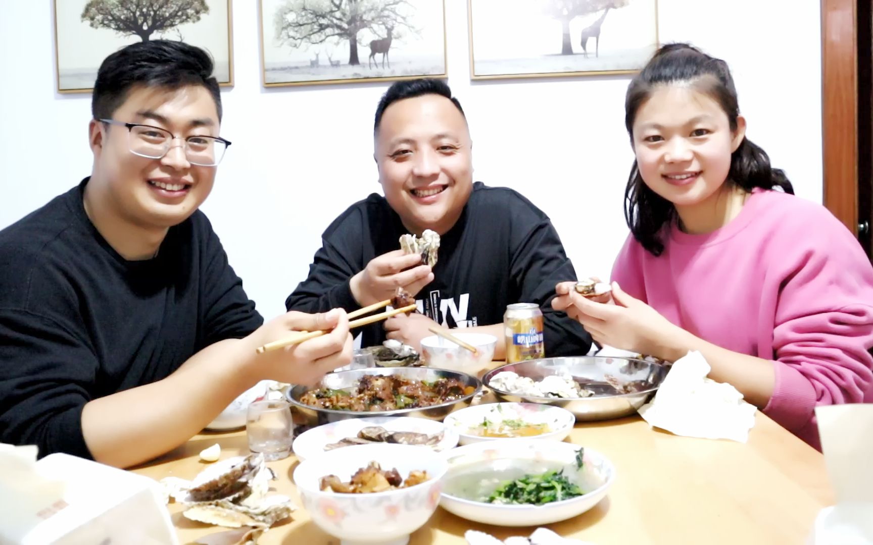 小舅子来家吃饭炒小公鸡蒸一锅海鲜三个人喝白酒啤酒真高兴