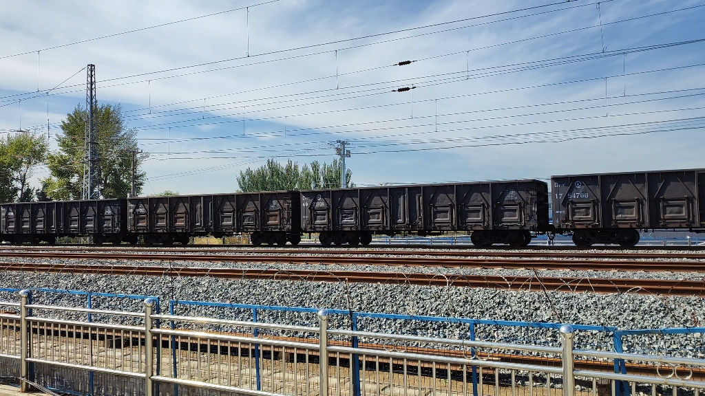 沈局白段和谐26222牵引货列通过沈山线16公里㎞道口