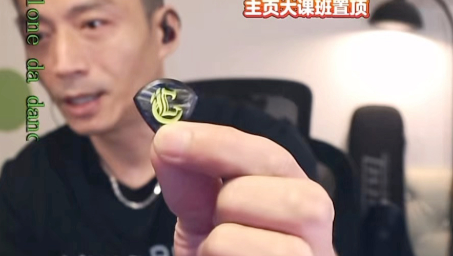 【签名款拨片即将上架】，热心市民C先生签名款拨片即将上架，期待中…