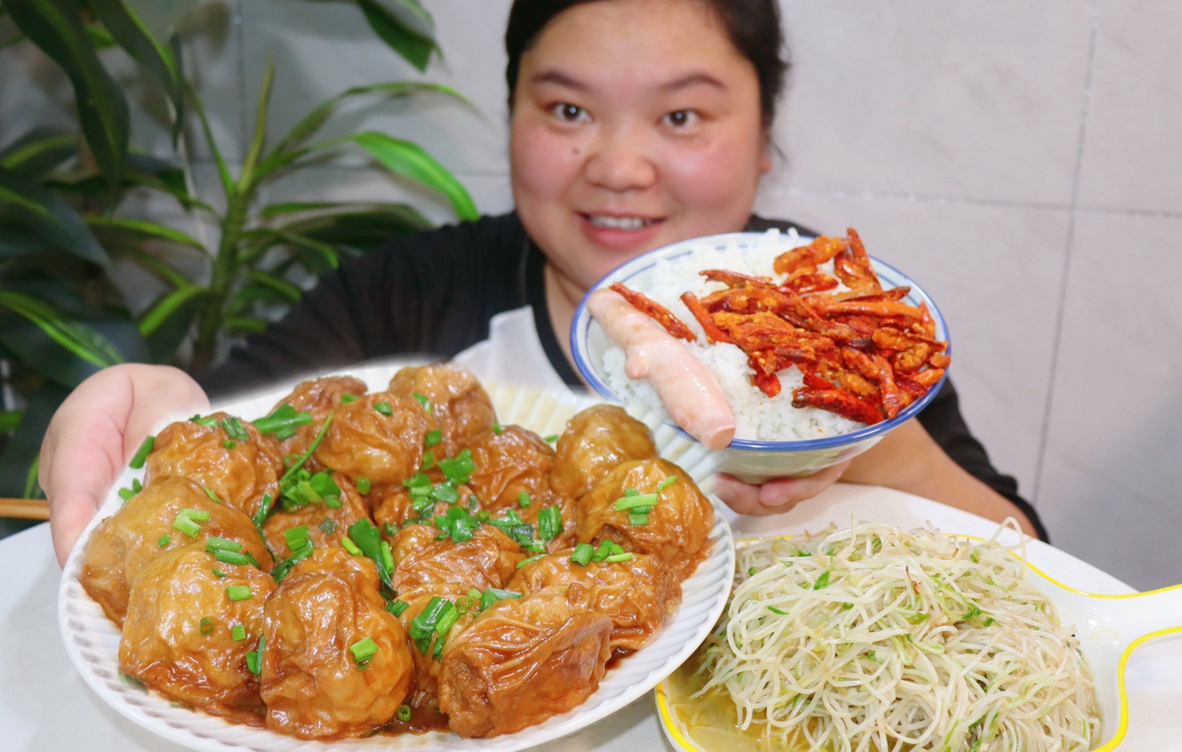 做个油面筋塞肉,配上香酥辣椒和泡姜,看小婷吃得真过瘾哔哩哔哩bilibili