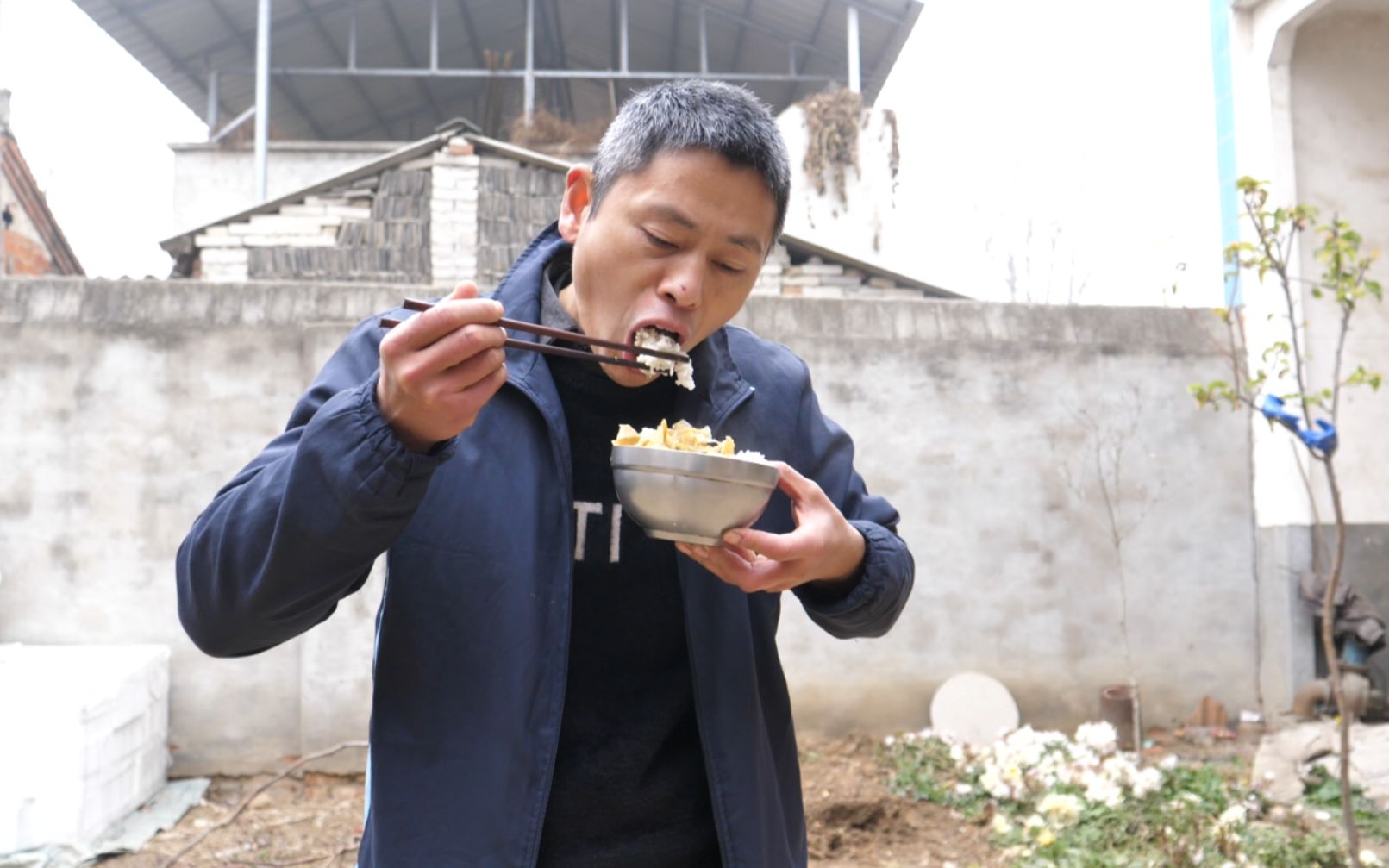 洋葱又旱了,农村小罗一家过来浇水,中午老妈吃啥饭,真香!