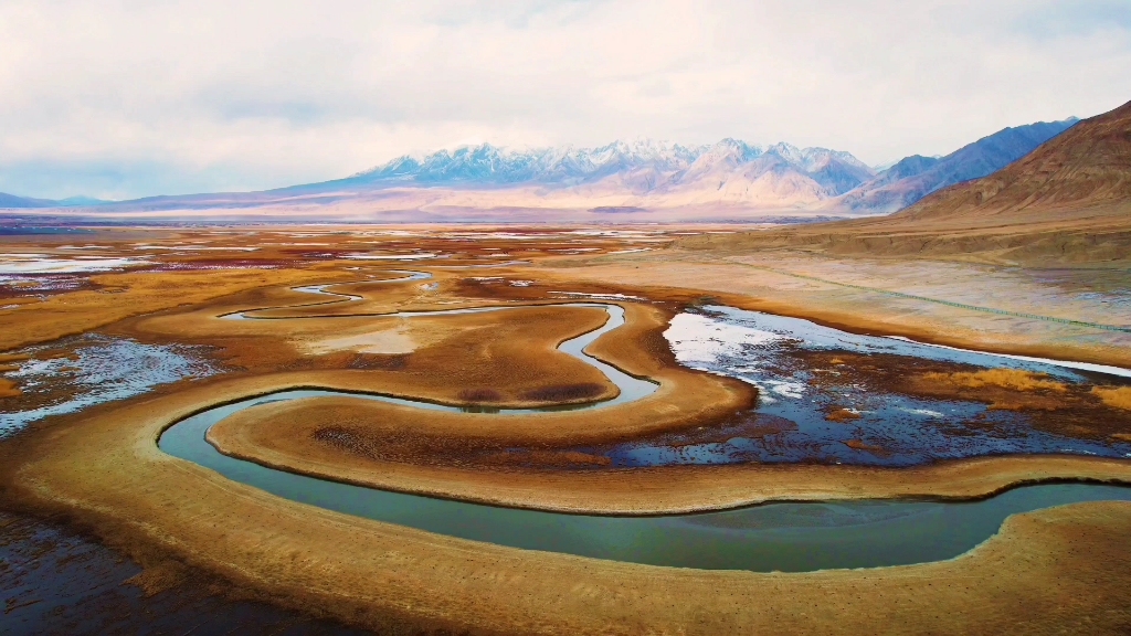 这里不是国外,这里是新疆帕米尔高原塔合曼湿地.