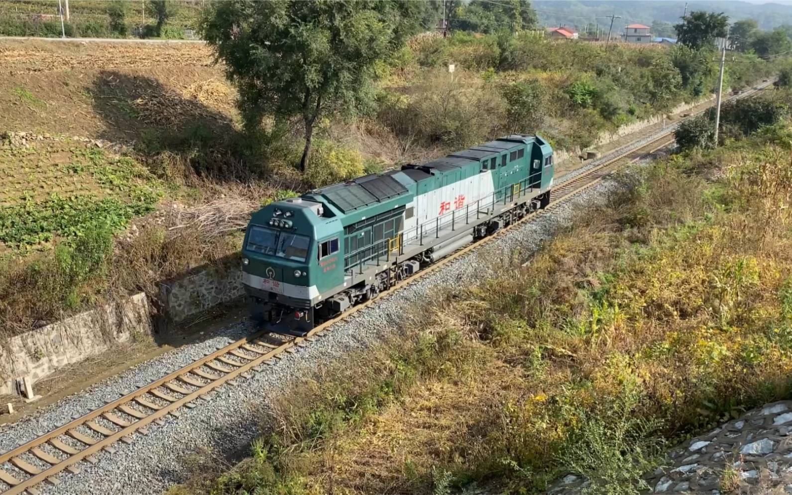 02 白城机务段hxn52021双头鹿单机通过石门岭站