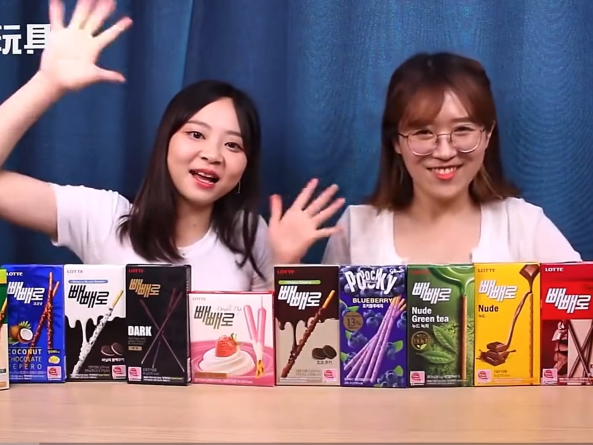 小伶玩具 小伶夏天挑战蒙眼吃巧克力棒猜味道