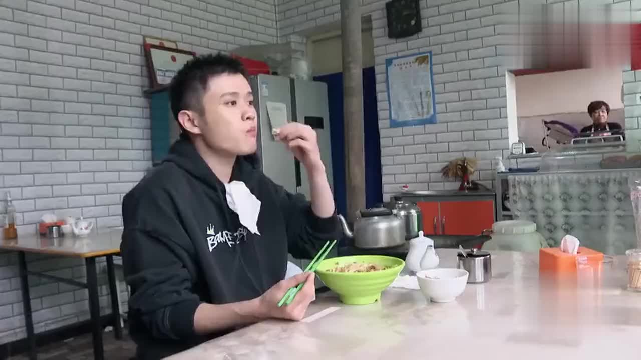 【哈哈哈哈哈】导游王勉独自吃面,看到鹿晗他们在干啥,太可怜了吧!